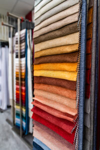 Große Stoffauswahl bei M-Gardindendesign mit hochwertigen Gardinen- und Dekostoffen in verschiedenen Farben und Materialien.