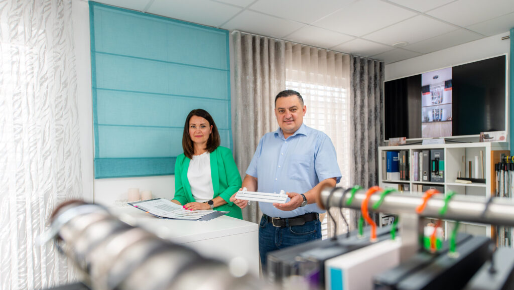 Team von M-Gardindendesign im Showroom: Raumausstatterin Maria Fahn und Geschäftsführer Paul Fahn im Bereich Stoff- und Gardinenauswahl.