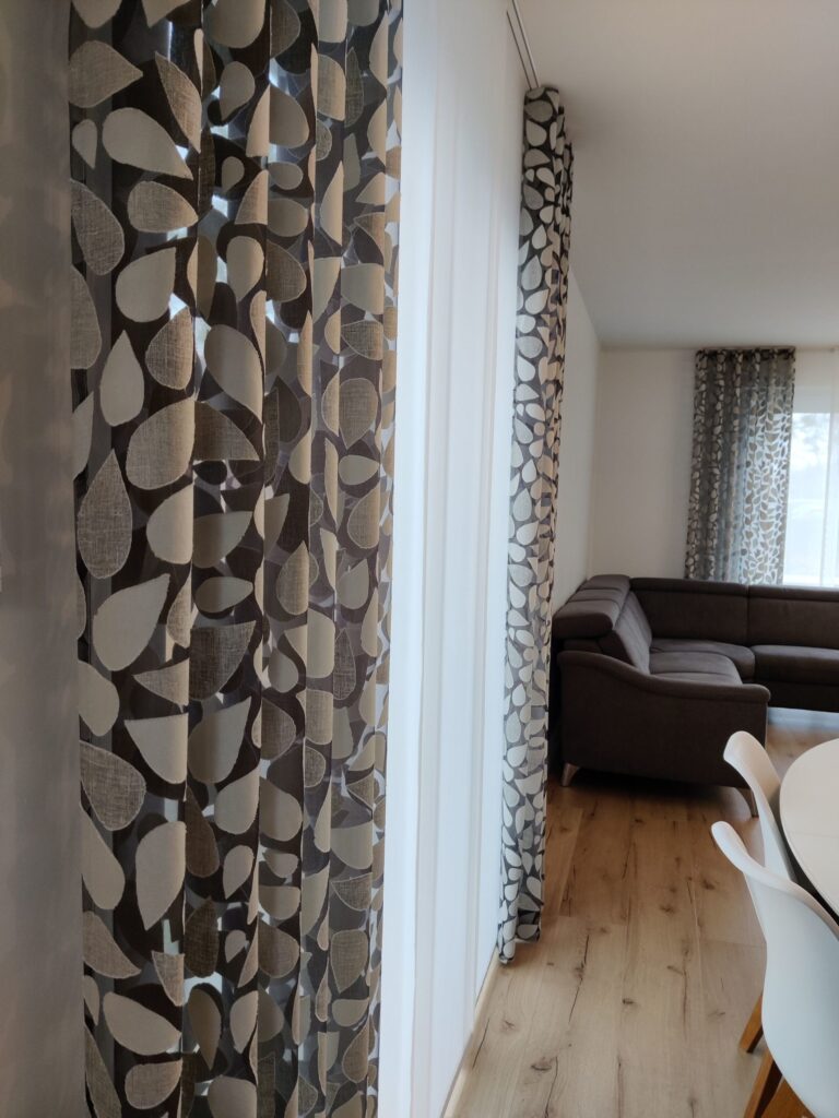 Gardinen oder Plissees – was ist die bessere Lösung für mein Zuhause?
