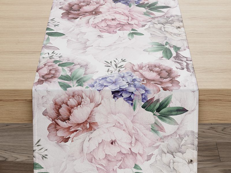 Tischläufer mit Rosenmuster in Rosa- und Naturtönen von M-Gardindendesign in Paderborn.