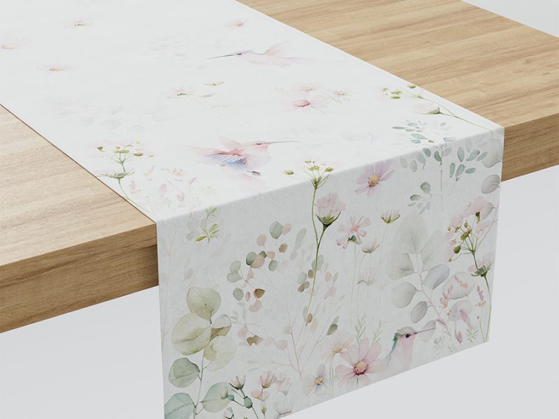 Heller Tischläufer mit feinem Blumenmuster von M-Gardindendesign in Paderborn.