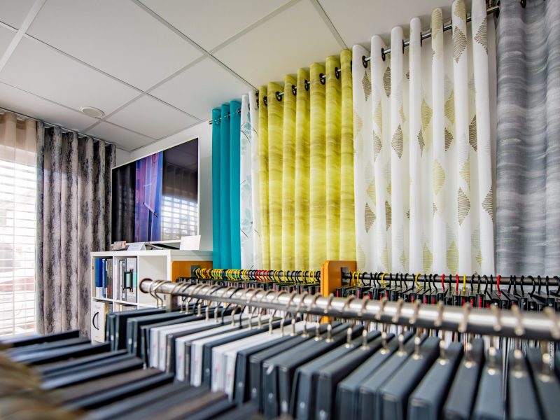 Stoffmuster und Gardinenstoffe in verschiedenen Farben bei M-Gardindendesign in Paderborn.