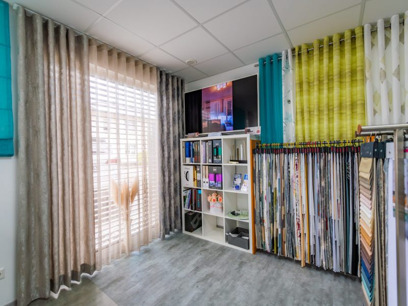 Gardinen- und Stoffauswahl im Beratungsraum von M-Gardindendesign mit verschiedenen Farben, Materialien und Mustern für individuelle Wohnkonzepte.