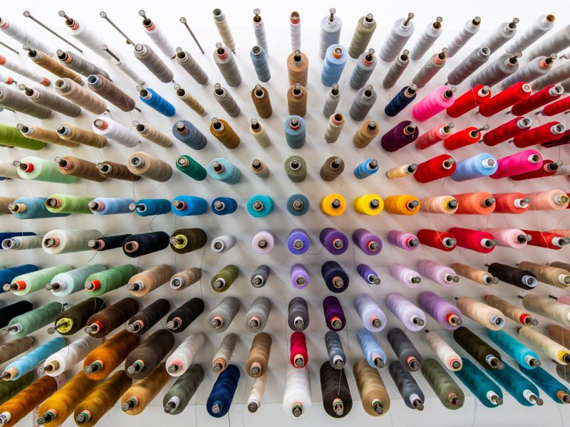 Große Auswahl an Gardinenschienen, Befestigungen und Zubehör bei M-Gardindendesign in Paderborn.