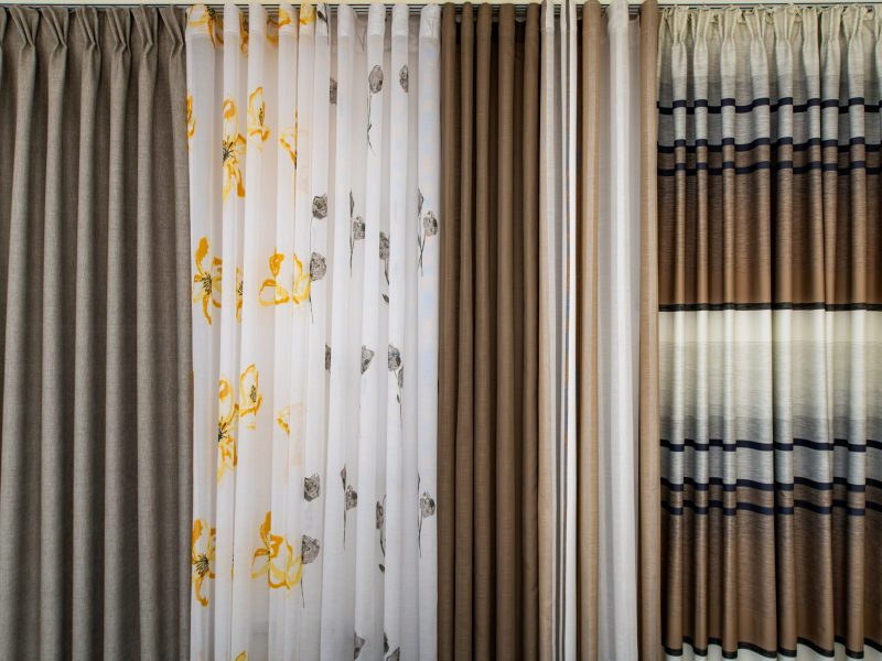 Gardinenstoffe in verschiedenen Farben und Mustern im Showroom von M-Gardindendesign in Paderborn.