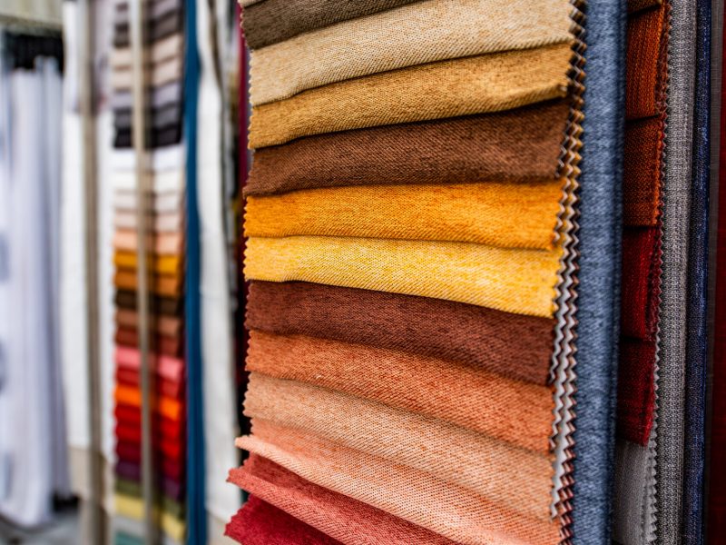 Große Stoffauswahl bei M-Gardindendesign mit hochwertigen Gardinen- und Dekostoffen in verschiedenen Farben und Materialien.