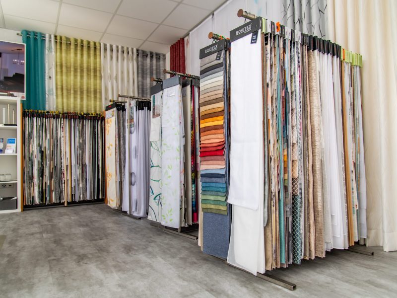 Große Auswahl an Gardinen- und Dekostoffen im Showroom von M-Gardindendesign in Paderborn.