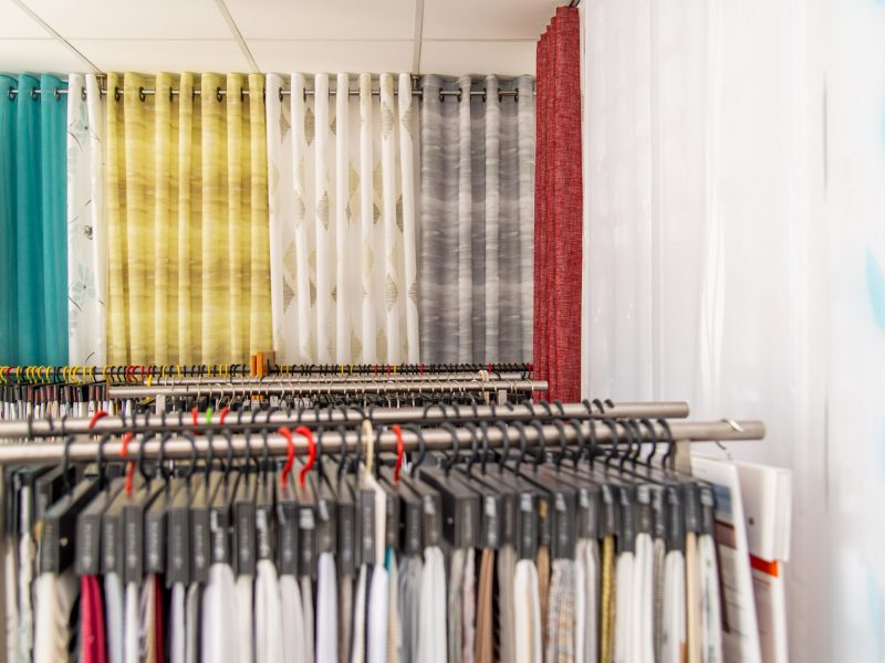 Große Stoffauswahl im Showroom von M-Gardindendesign mit farbigen Gardinenmustern und Vorhangstoffen.