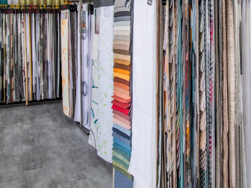 Umfangreiche Stoff- und Gardinenauswahl im Showroom von M-Gardindendesign in Paderborn.
