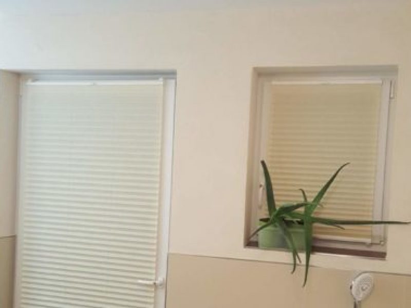 Maßgefertigtes Rollo im Badezimmer von M-Gardindendesign in Paderborn für Sichtschutz und Feuchtraumeinsatz.