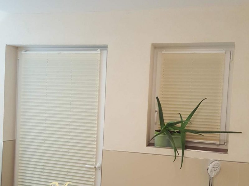 Badezimmer mit maßgefertigtem Doppelrollo von M-Gardindendesign in Paderborn.