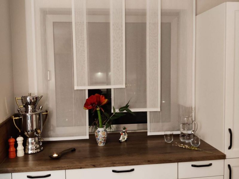 Küchenfenster mit weißer, maßgefertigter Gardine von M-Gardinendesign.