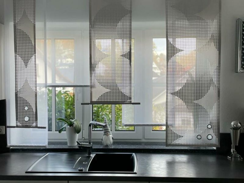 Küche mit transparenter Gardine und Tageslichteinfall von M-Gardinendesign.