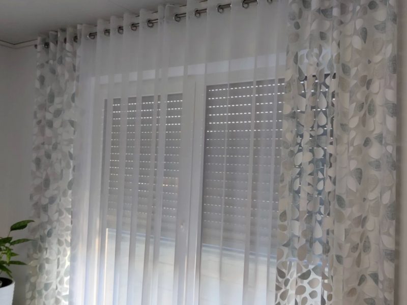 Fenster mit weißen Ösengardinen nach Maß von M-Gardindendesign in Paderborn.