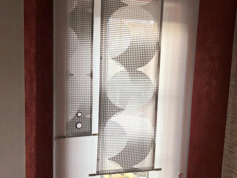 Fenster mit dekorativem Rollo mit modernem Muster von M-Gardindendesign in Paderborn.
