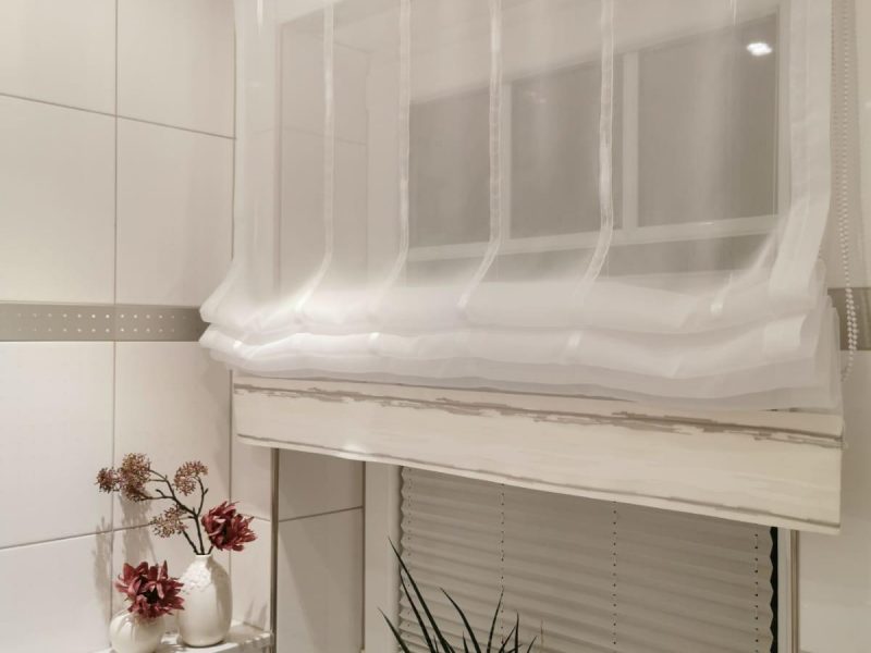 Badezimmer mit maßgefertigtem Raffrollo aus transparentem Stoff von M-Gardindendesign in Paderborn.