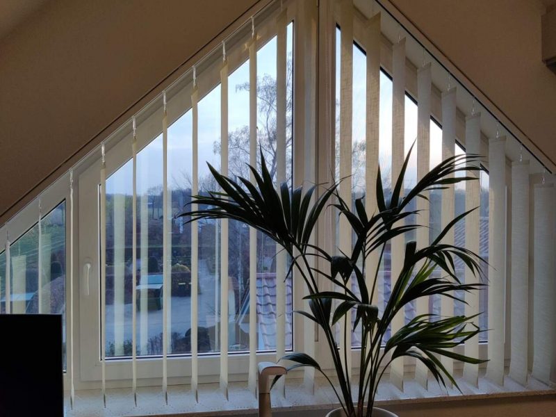 Großes Giebelfenster mit maßgefertigter Vertikalanlage von M-Gardindendesign in Paderborn.