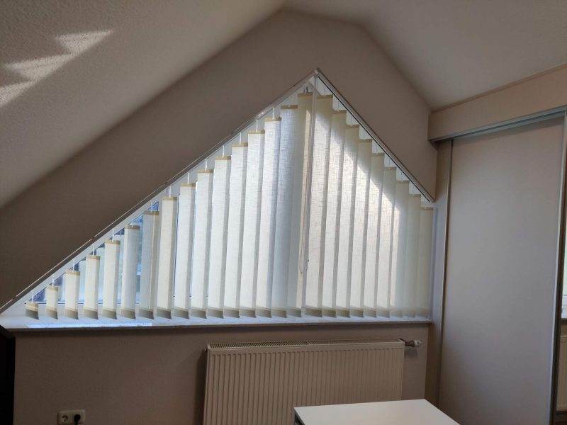 Vertikallamellen in Dachschräge mit Sonderanfertigung von M-Gardindendesign in Paderborn.