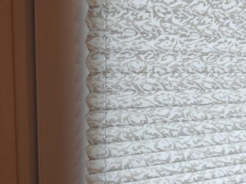 Detailaufnahme eines strukturierten Stoffes für Plissees und Gardinen von M-Gardindendesign in Paderborn.