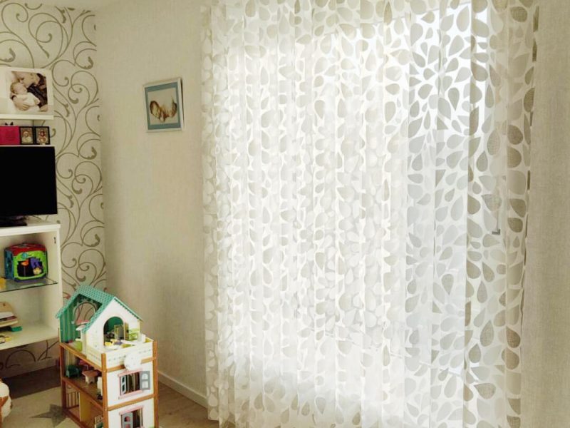 Kinderzimmer mit transparenter, gemusterter Gardine von M-Gardindendesign in Paderborn.