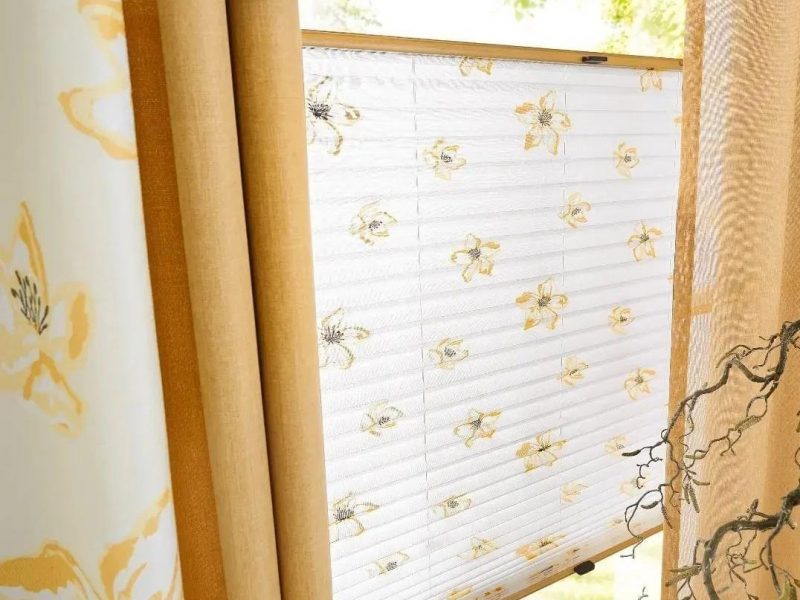 Gemustertes Rollo nach Maß von M-Gardindendesign in Paderborn.