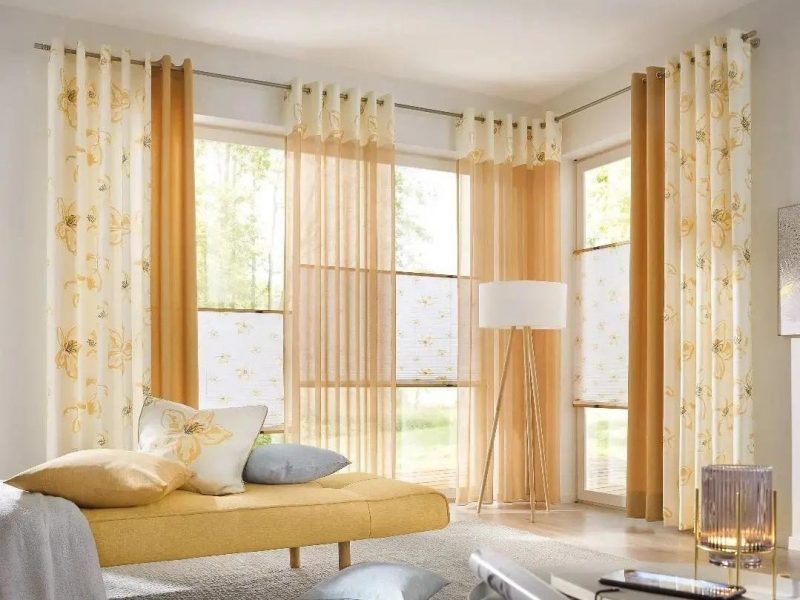 Helles Wohnzimmer mit maßgeschneiderten Gardinen von M-Gardindendesign in Paderborn.