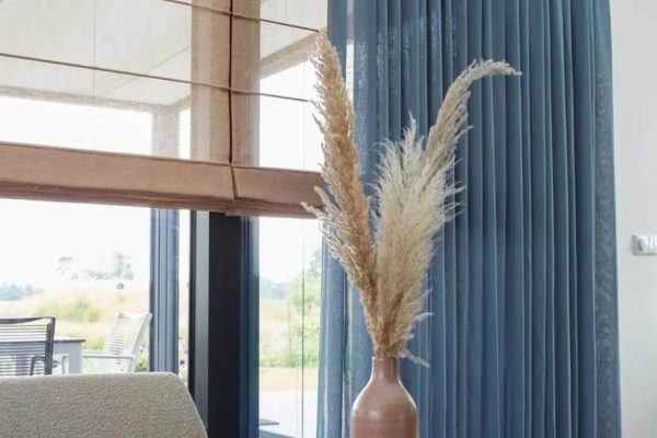 Maßgefertigte blaue Gardinen im Wohnbereich – individuelle Fensterdekoration von M-Gardinendesign in Paderborn.