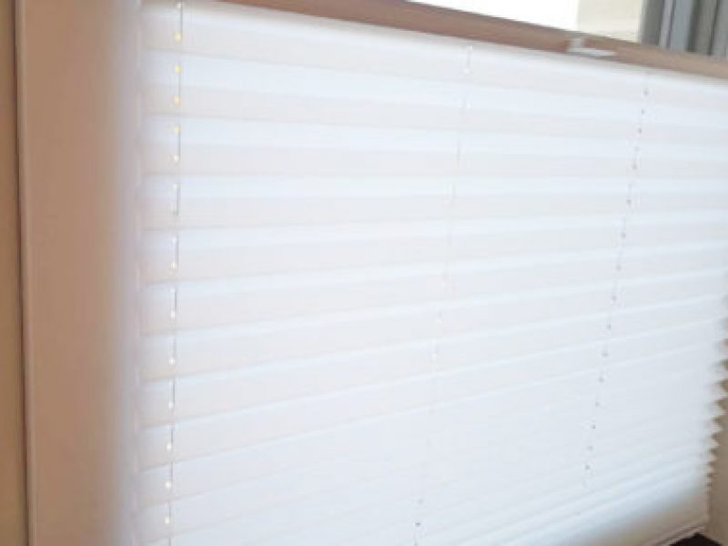 Weißes Plissee nach Maß von M-Gardindendesign in Paderborn für modernen Sicht- und Sonnenschutz.