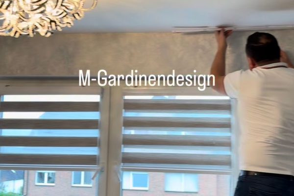 Montage von Gardinen und Sichtschutz nach Maß in einem Wohnzimmer in Paderborn