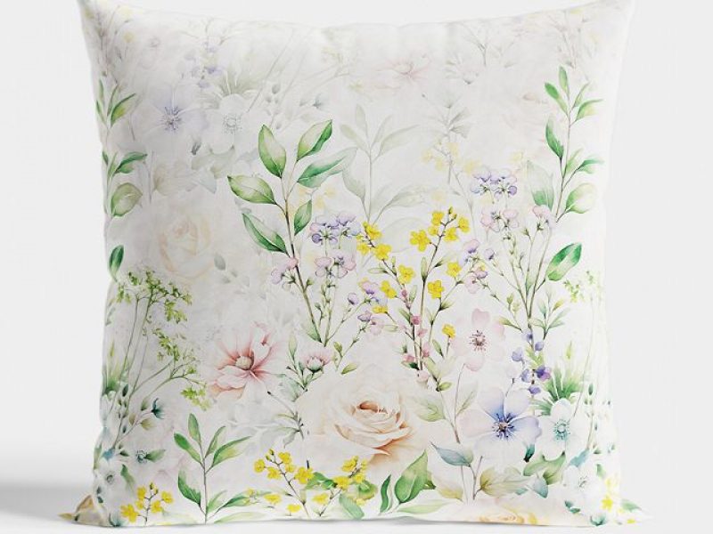 Floraler Kissenbezug nach Maß von M-Gardindendesign mit feinem Pflanzenmuster in hellen Naturfarben.