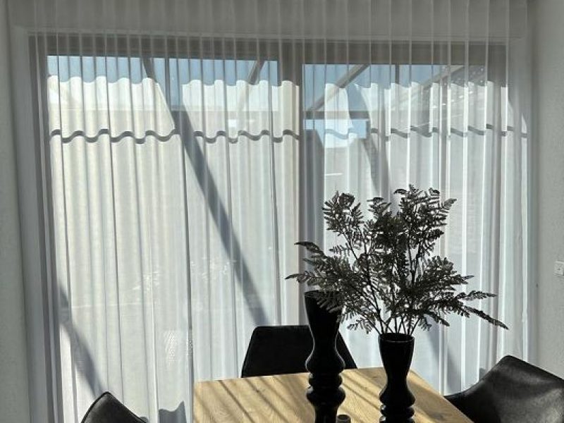 Moderne Fensterfront mit leichten, maßgeschneiderten Gardinen von M-Gardindendesign.