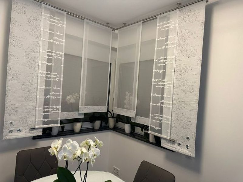 Eckfenster mit maßgeschneiderten Gardinen von M-Gardinendesign in Paderborn.