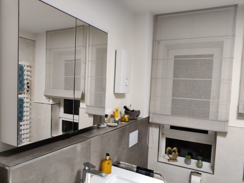 Modernes Bad mit maßgefertigten Plissees von M-Gardindendesign in Paderborn.