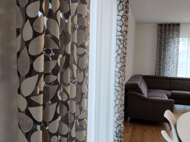 Wohnbereich mit maßgefertigten Gardinen als Sicht- und Lichtschutz von M-Gardinendesign.