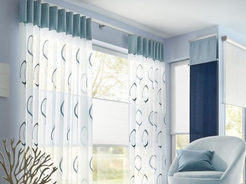 Modernes Wohnzimmer mit maßgefertigten Designgardinen von M-Gardindendesign in Paderborn.