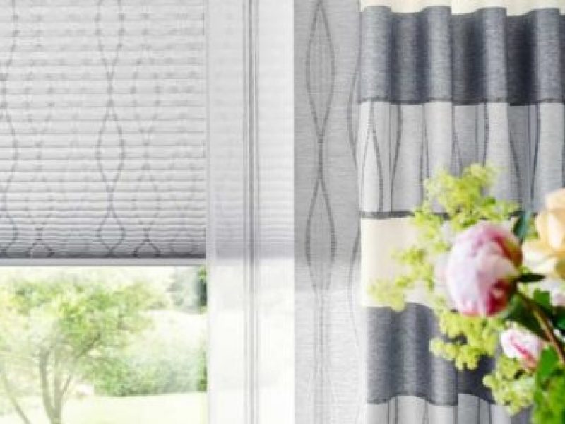 Transparente Gardine mit dekorativem Muster von M-Gardindendesign in Paderborn.