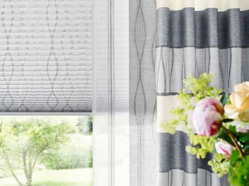 Kombination aus Plissee und Vorhang von M-Gardindendesign in Paderborn für Sicht- und Sonnenschutz.