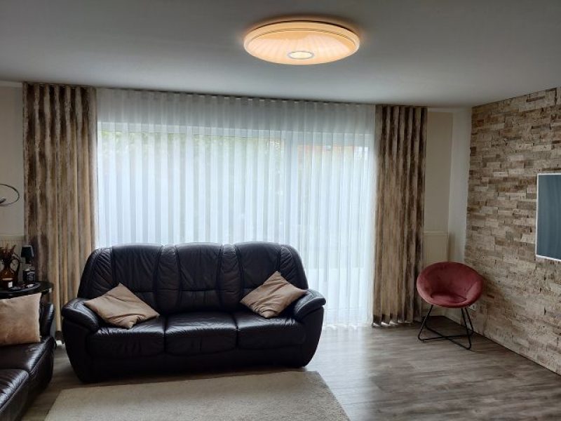 Modernes Wohnzimmer mit maßgefertigten Gardinen von M-Gardindendesign in Paderborn.
