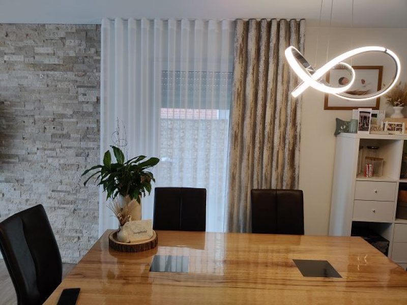 Esszimmer mit maßgefertigten Vorhängen und stilvoller Fensterdekoration von M-Gardindendesign.