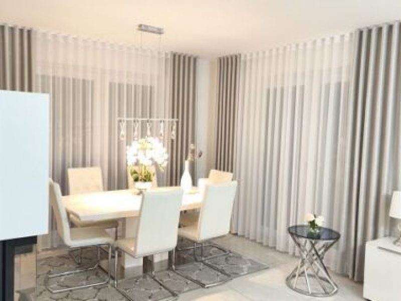 Esszimmer mit bodentiefen Gardinen von M-Gardindendesign in Paderborn – maßgefertigte Fensterdekoration mit stilvollem Sichtschutz.