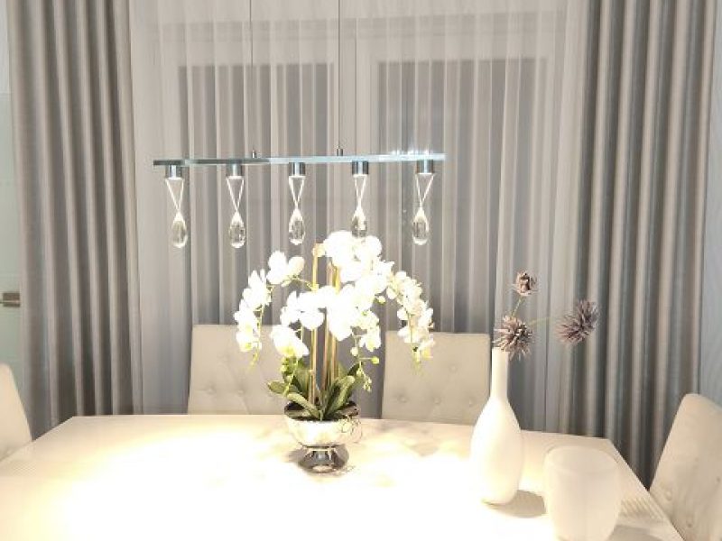 Wohnbereich mit maßgefertigten Vorhängen und moderner Fensterdekoration von M-Gardindendesign.