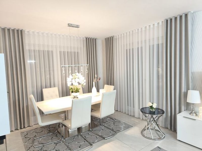 Heller Essbereich mit weißen Gardinen nach Maß von M-Gardindendesign.