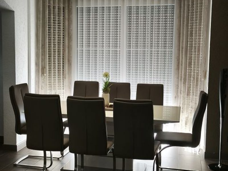 Esszimmer mit bodentiefen Gardinen nach Maß von M-Gardindendesign.