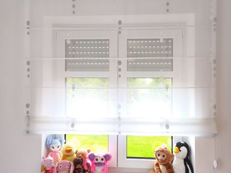 Kinderzimmer mit maßgefertigtem Raffrollo und transparenter Gardine von M-Gardindendesign in Paderborn.