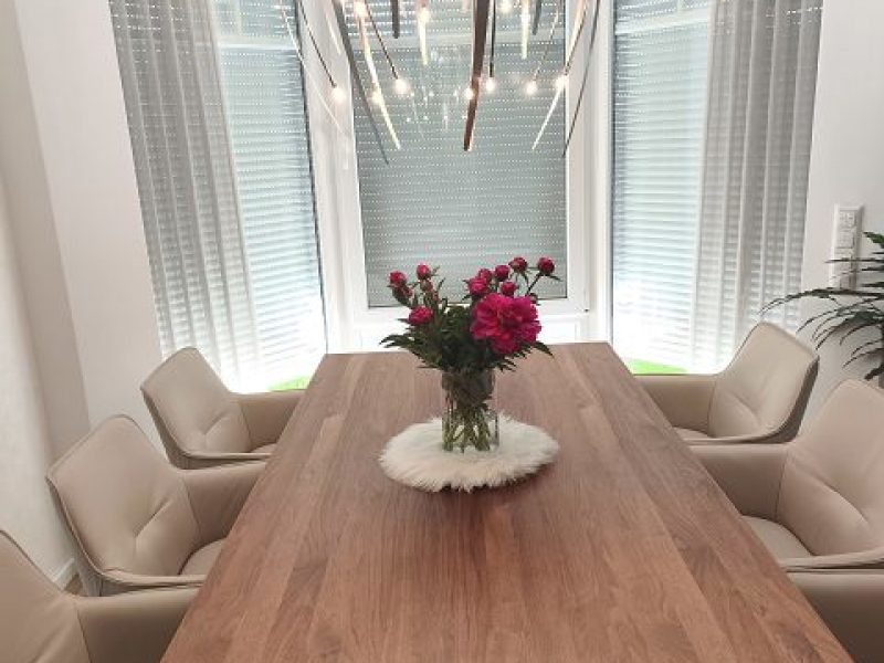 Wohnzimmer mit bodentiefen Vorhängen und individueller Maßanfertigung von M-Gardindendesign.