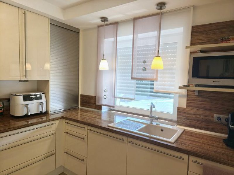 Küche mit Sonnenschutz und Gardinenlösung von M-Gardinendesign.