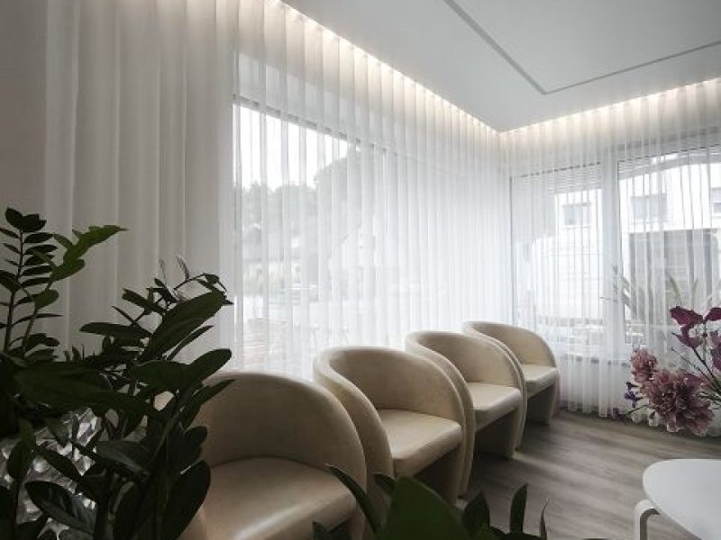 Heller Wohnbereich mit großflächigen, maßgefertigten Gardinen von M-Gardindendesign in Paderborn.