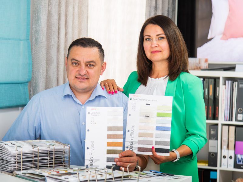 Präsentation verschiedener Plissee-Stoffmuster bei M-Gardindendesign zur Auswahl von Sicht- und Sonnenschutzlösungen nach Maß